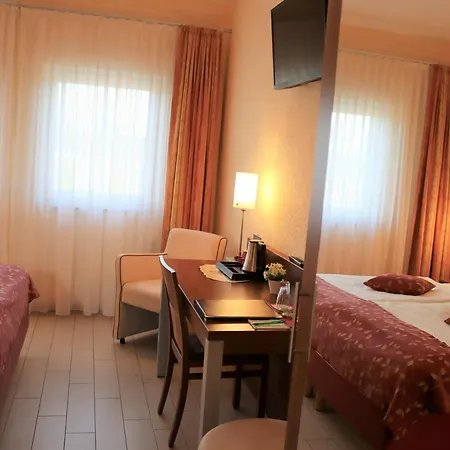 Land-Gut-Hotel Am Ring Meuspath Esterno foto