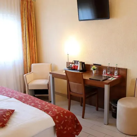 Land-Gut-Hotel Am Ring Meuspath Esterno foto